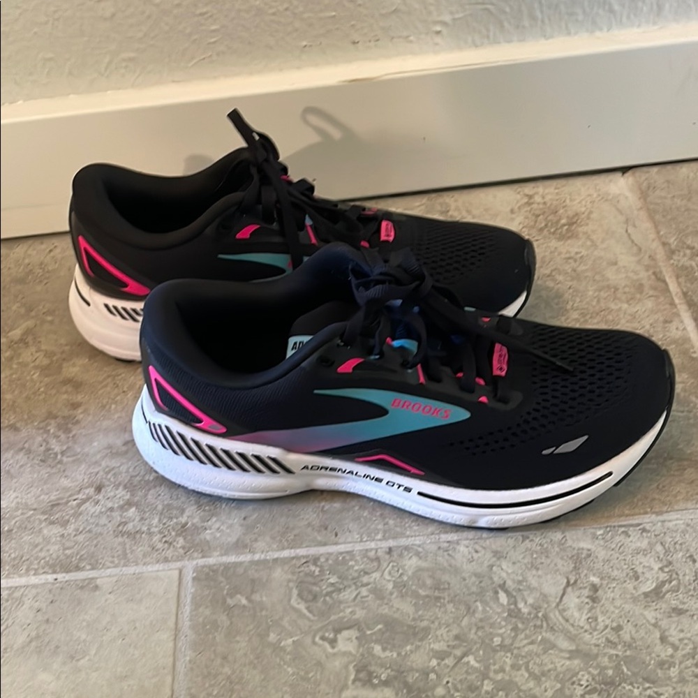 Nearly New WATERPROOF Brooks Adrenaline gts GTX